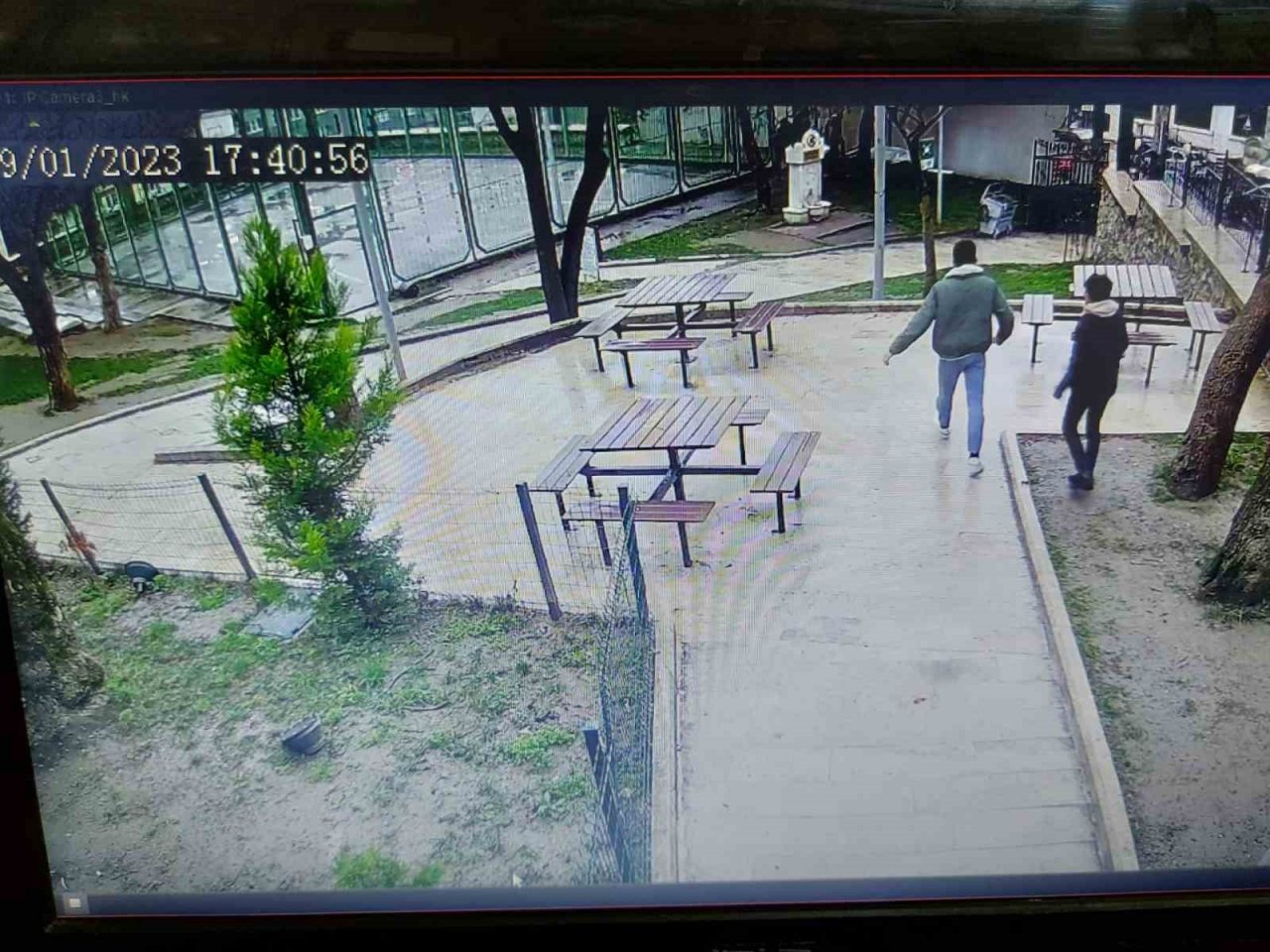 Bursa’da parktaki kedi kulübelerini yakıp, çöp kutularına zarar verdiler