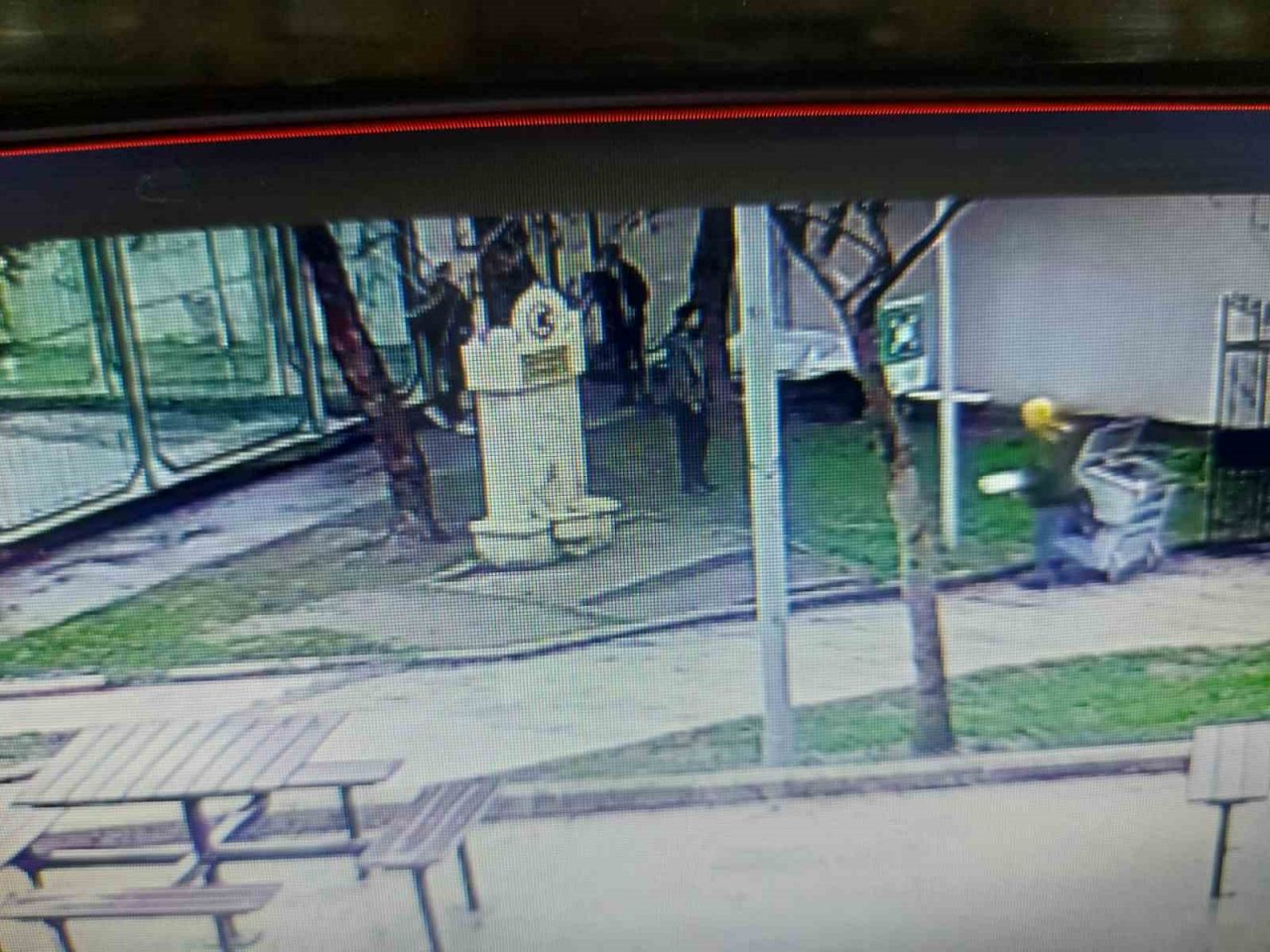 Bursa’da parktaki kedi kulübelerini yakıp, çöp kutularına zarar verdiler