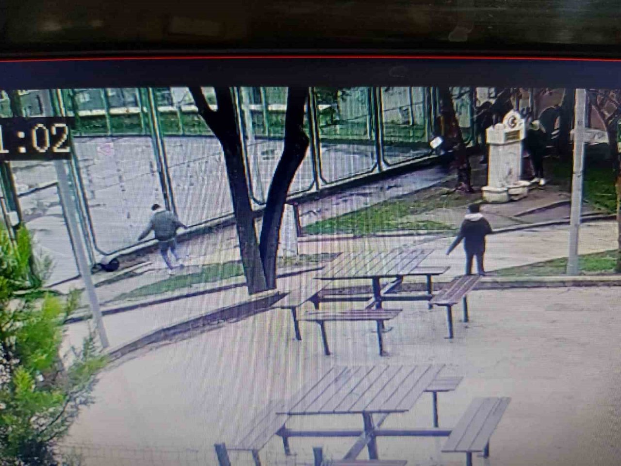 Bursa’da parktaki kedi kulübelerini yakıp, çöp kutularına zarar verdiler