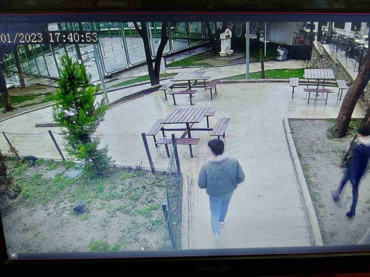 Bursa’da parktaki kedi kulübelerini yakıp, çöp kutularına zarar verdiler