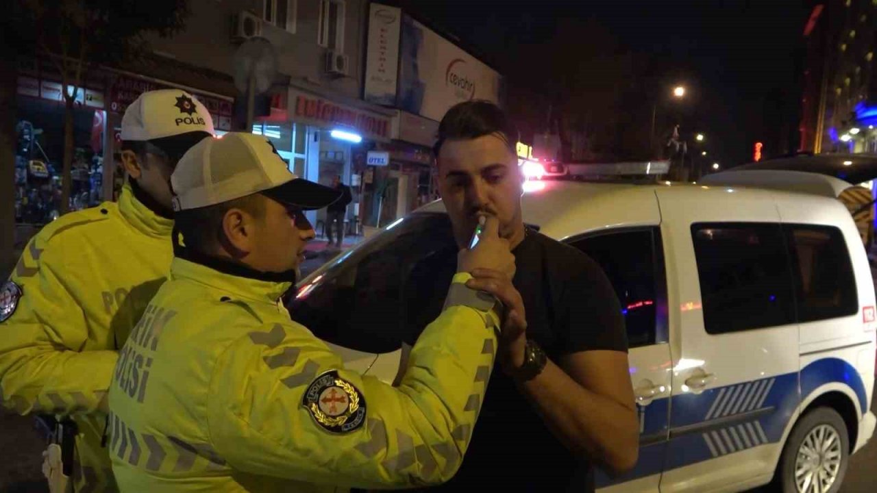 Alkollü sürücü uygulama noktasından böyle kaçtı, 4 kilometre kovalamaca ile yakalandı