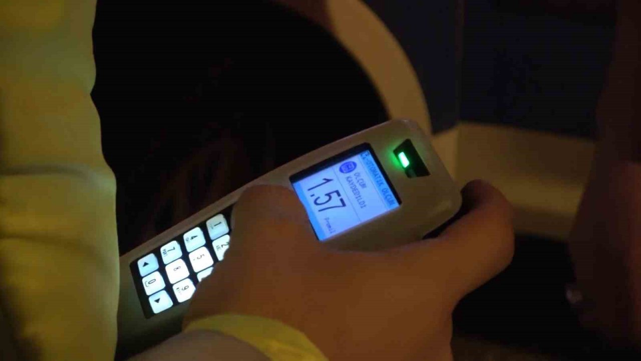 Alkollü sürücü uygulama noktasından böyle kaçtı, 4 kilometre kovalamaca ile yakalandı