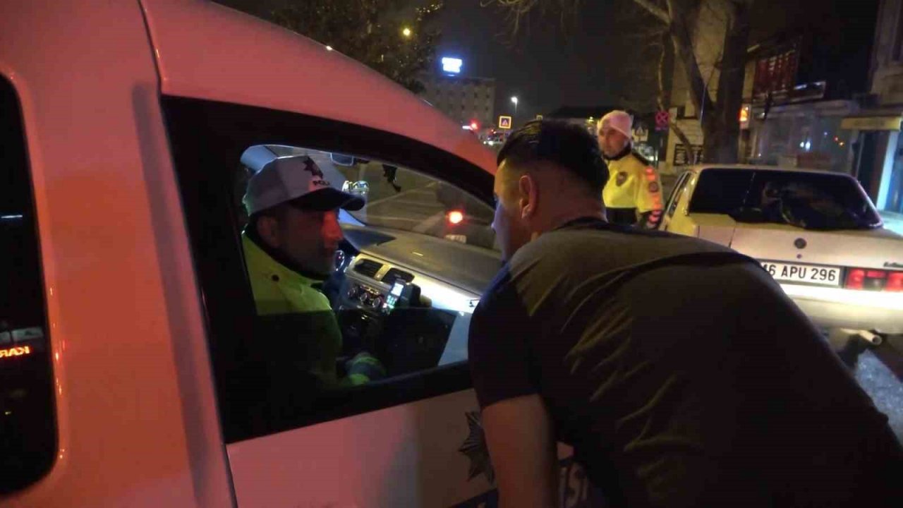 Alkollü sürücü uygulama noktasından böyle kaçtı, 4 kilometre kovalamaca ile yakalandı