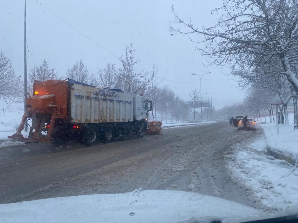 Büyükşehirde kar mesaisi