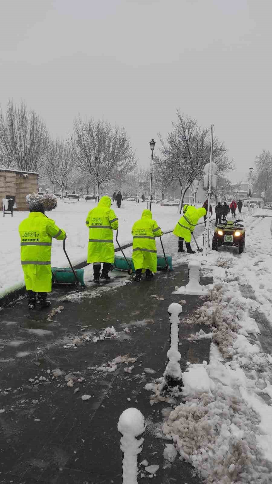 Büyükşehirde kar mesaisi