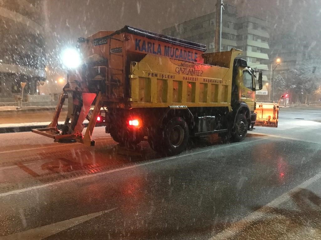 Büyükşehirde kar mesaisi