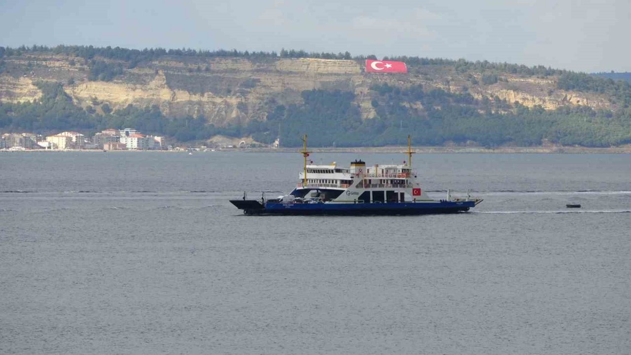 Bozcaada ve Gökçeada’ya beklenen fırtına nedeniyle 2 gün tüm feribot seferleri iptal edildi