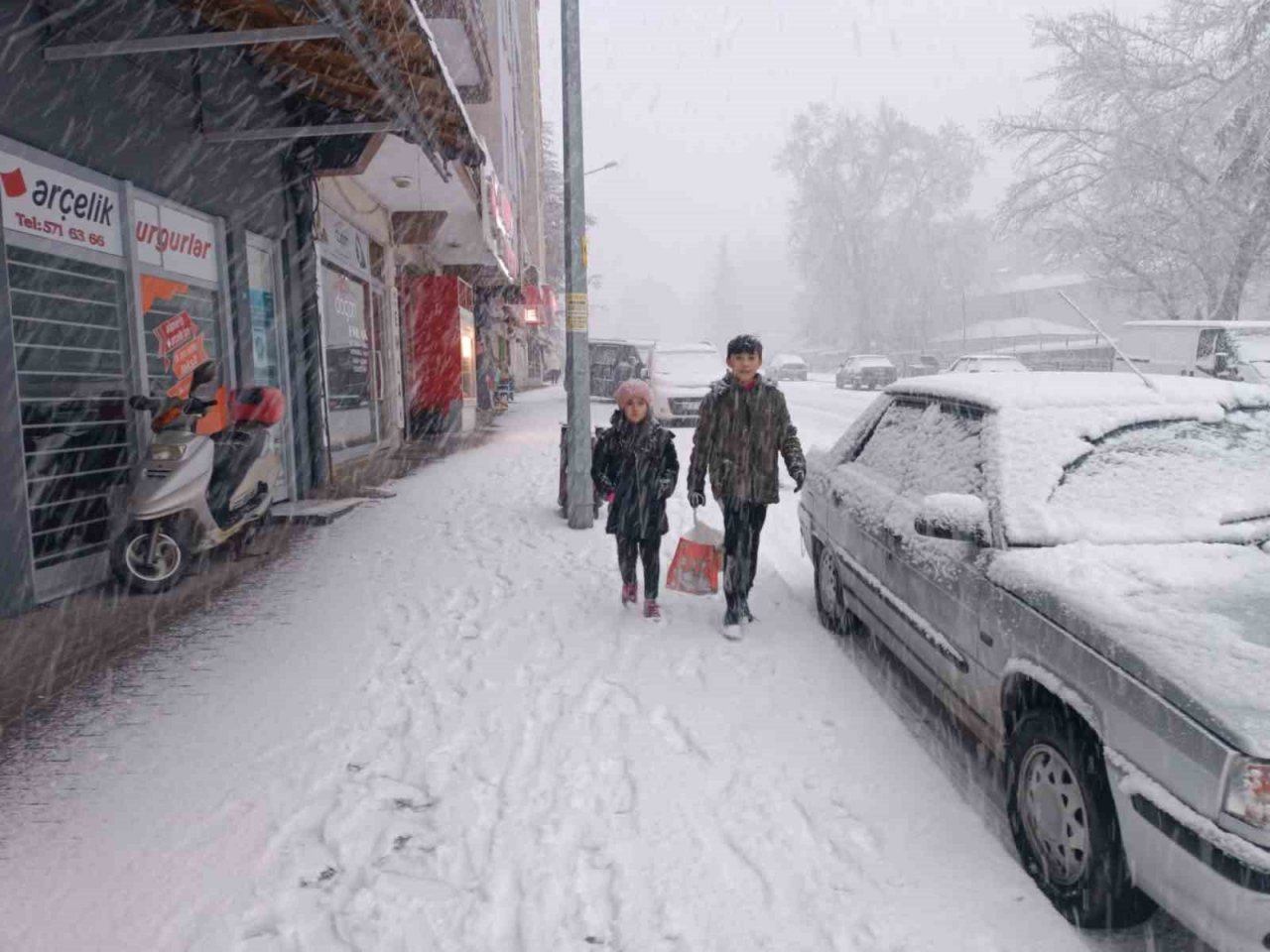 Denizli’de beklenen kar yağışı başladı