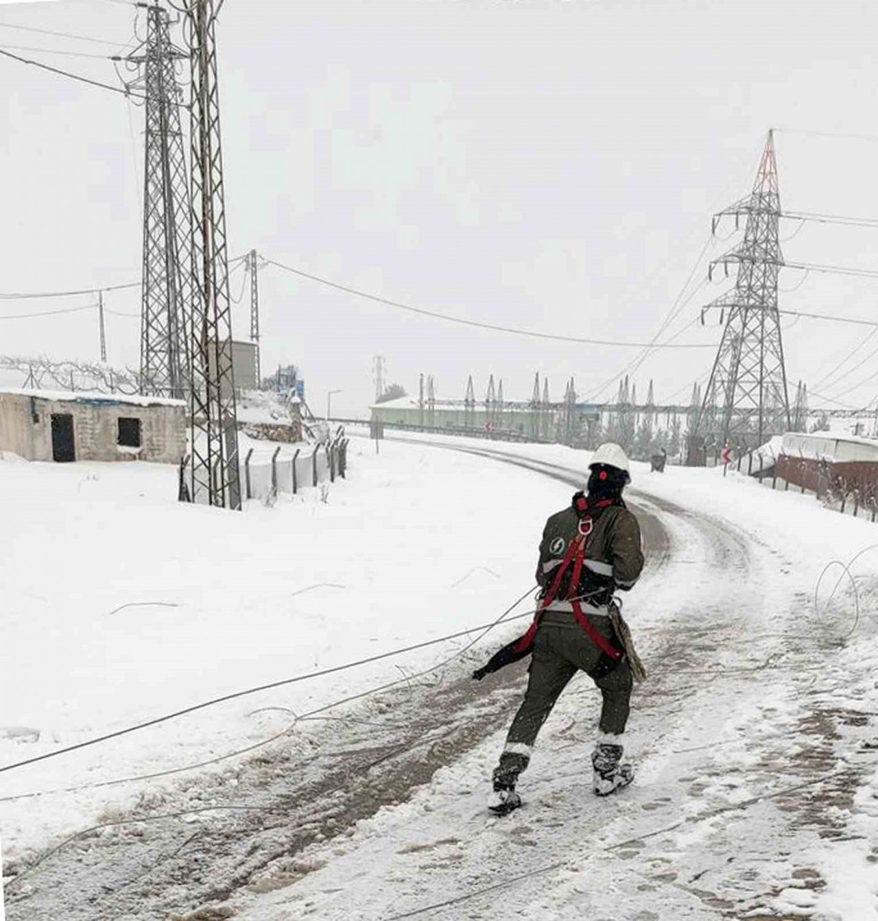 Dicle Elektrik kışın zorlu şartlarında bakım çalışmalarına devam ediyor