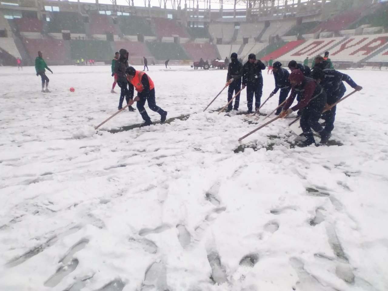Diyarbakır geneli ekiplerin karla mücadele çalışmaları devam ediyor
