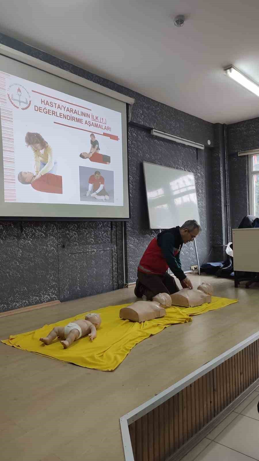 Kantin ve yemekhane çalışanlarına ilk yardım eğitimleri verildi