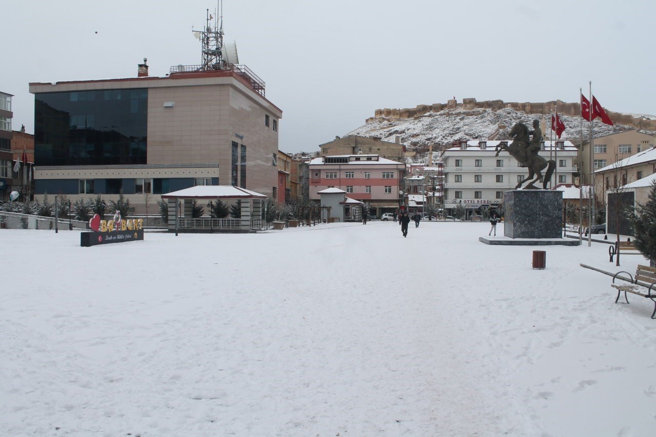 Ekvatorlu üniversite öğrencisi Bayburt soğuğu ve karlı havası karşısında şaşırdı