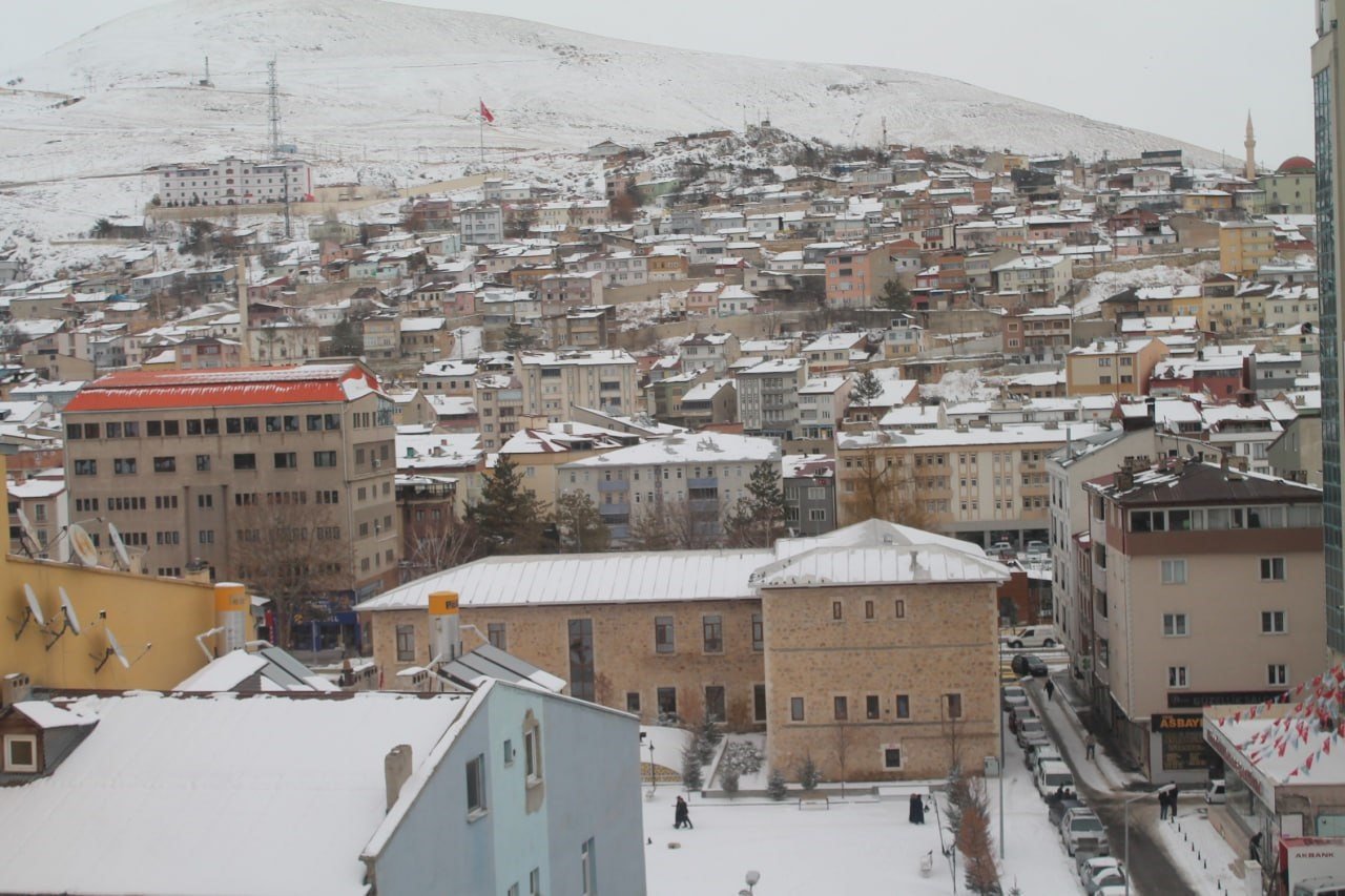 Ekvatorlu üniversite öğrencisi Bayburt soğuğu ve karlı havası karşısında şaşırdı