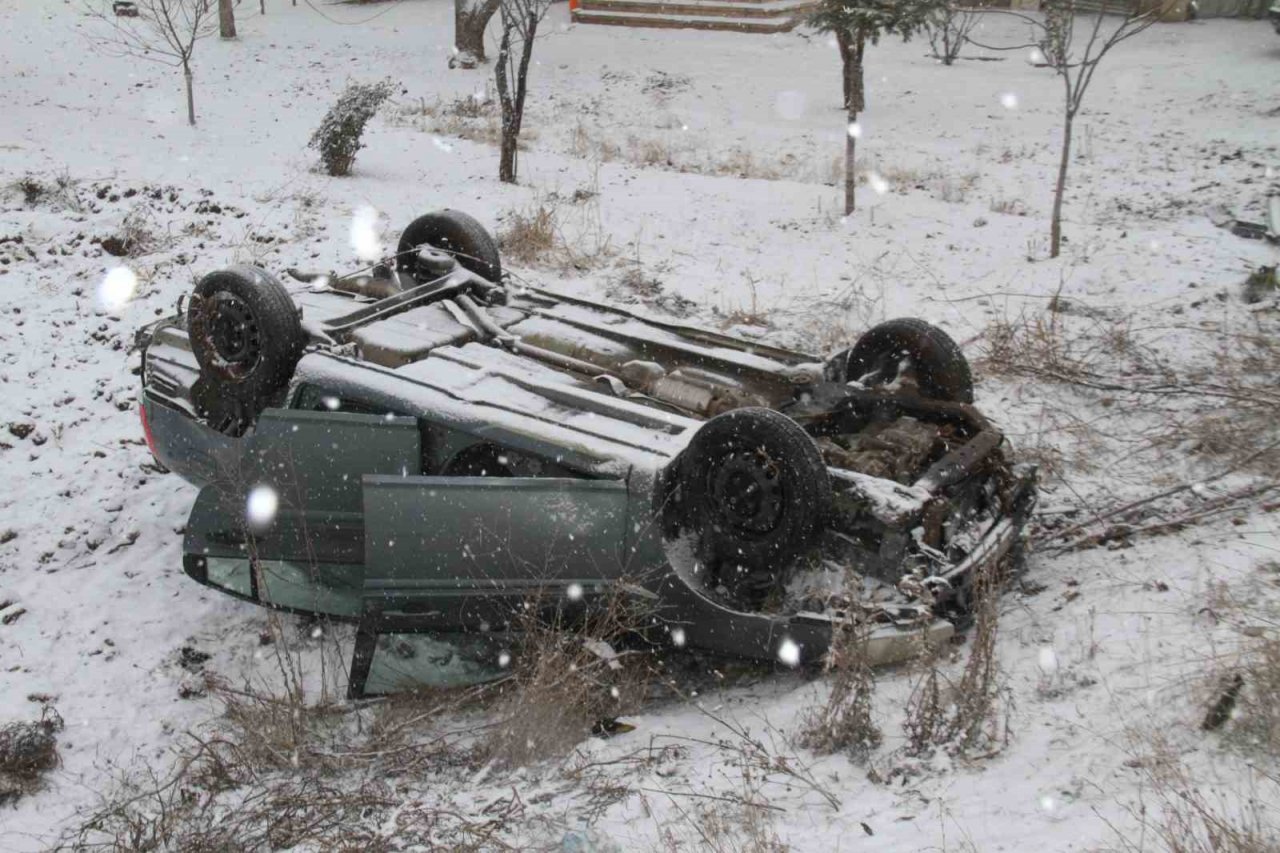 Elazığ’da şarampole yuvarlanan otomobil ters döndü: 4 yaralı
