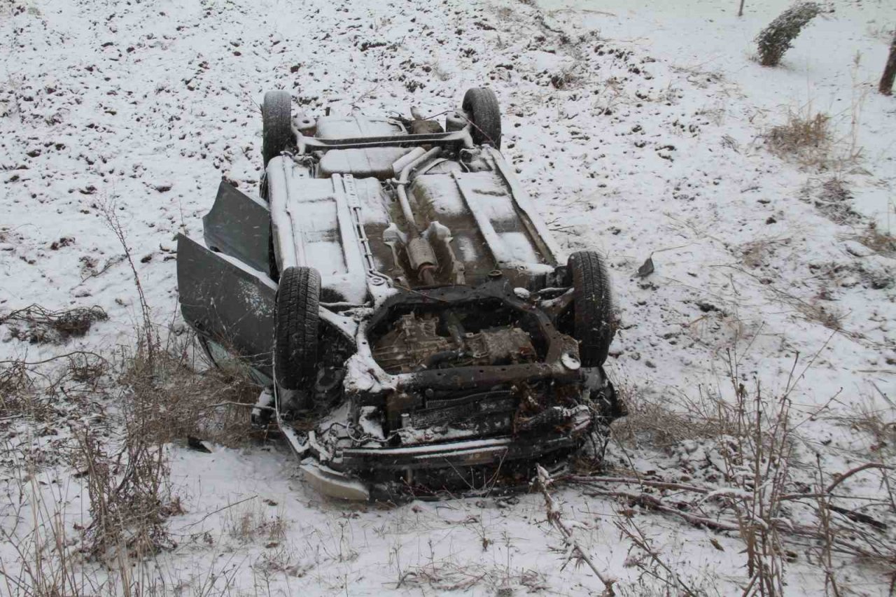 Elazığ’da şarampole yuvarlanan otomobil ters döndü: 4 yaralı