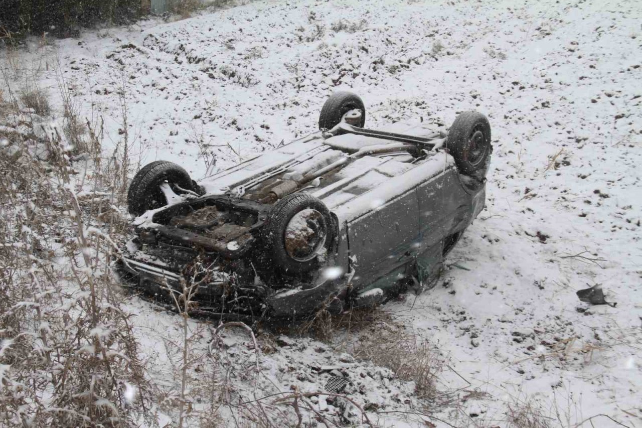 Elazığ’da şarampole yuvarlanan otomobil ters döndü: 4 yaralı