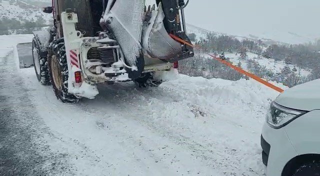 Kar yağışından dolayı yolda kalan bir grup vatandaş kurtarıldı