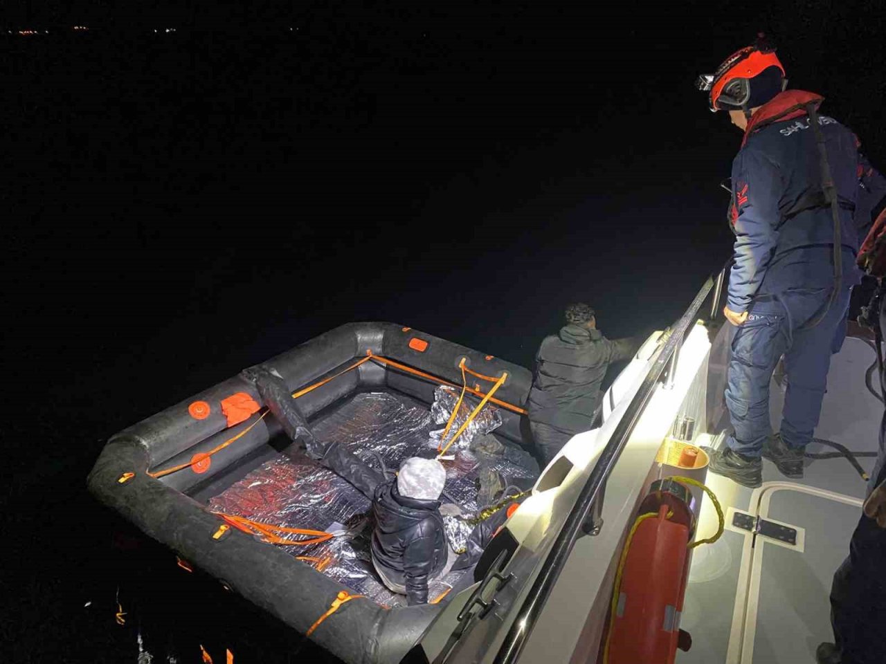 İzmir açıklarında 62 düzensiz göçmen kurtarıldı