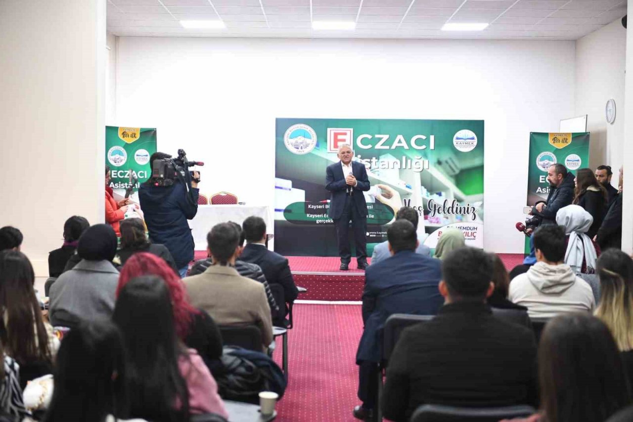 Türkiye’de İlk Olan Eczacı Asistanlığı Kursu’nda İlk Ders Zili Çaldı