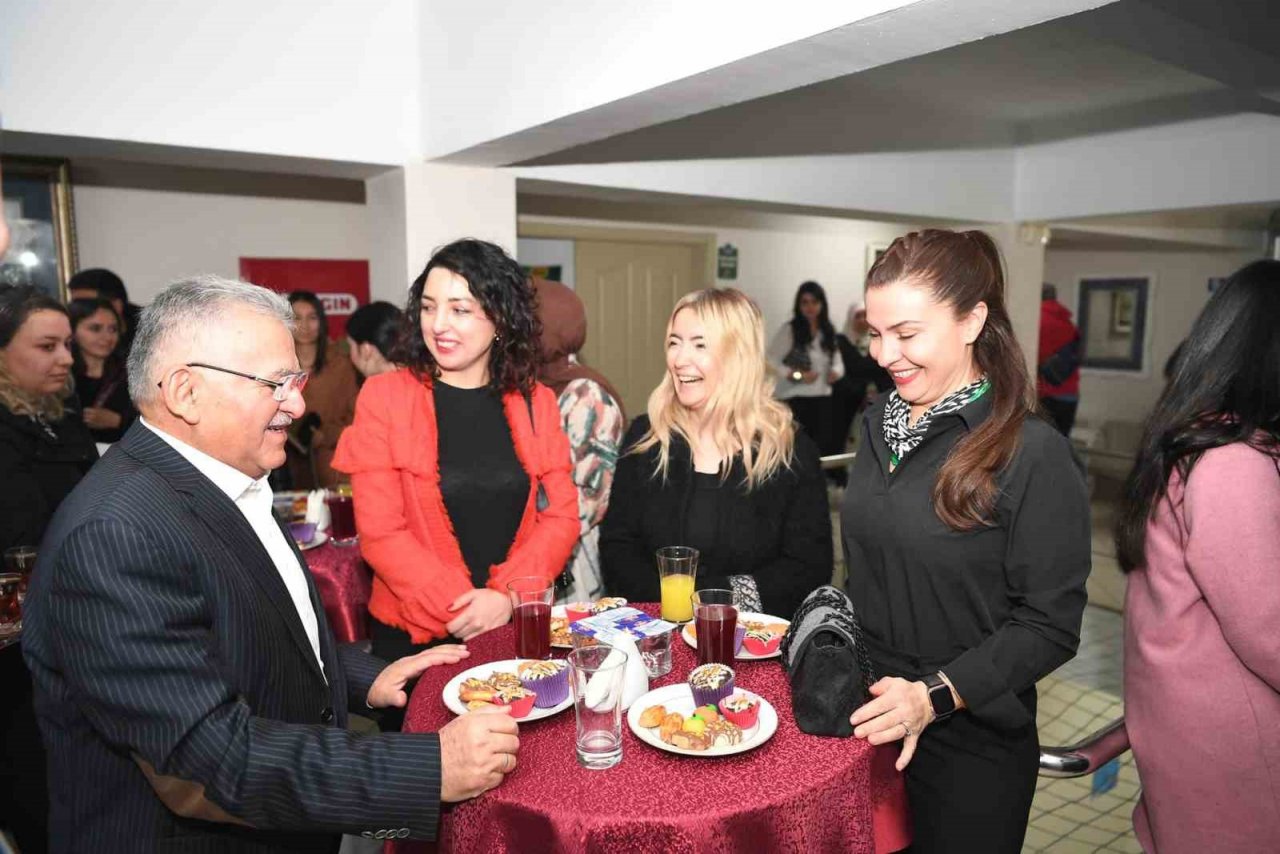 Türkiye’de İlk Olan Eczacı Asistanlığı Kursu’nda İlk Ders Zili Çaldı