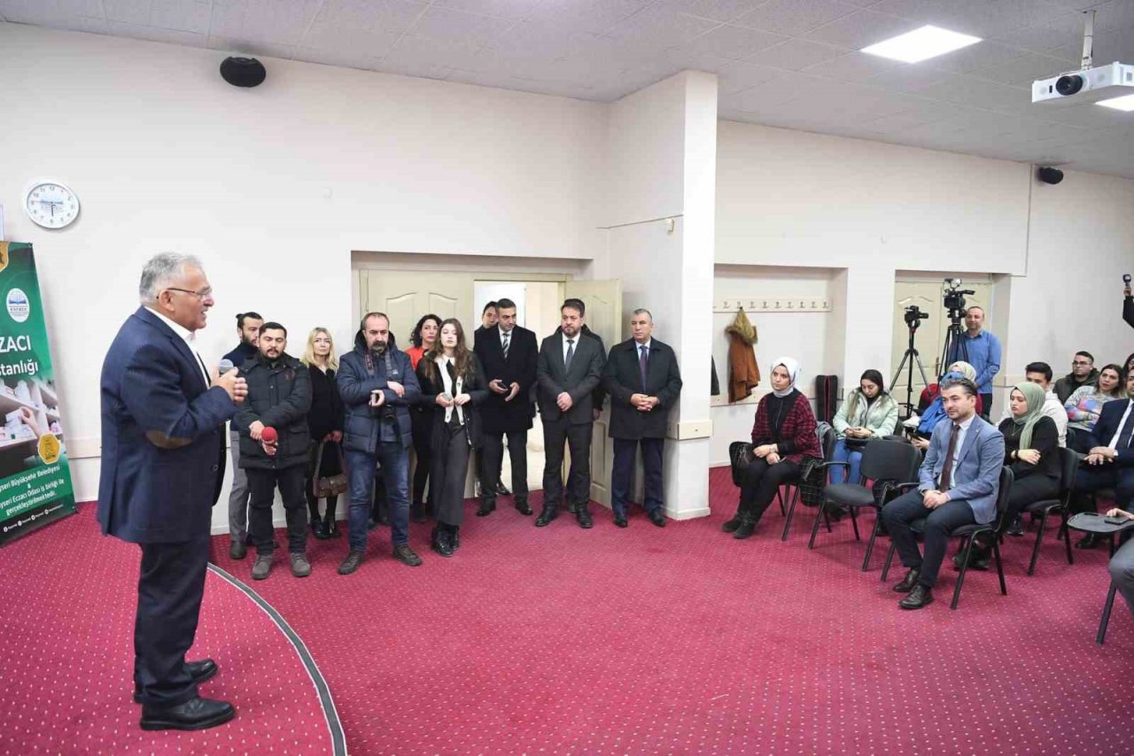 Türkiye’de İlk Olan Eczacı Asistanlığı Kursu’nda İlk Ders Zili Çaldı