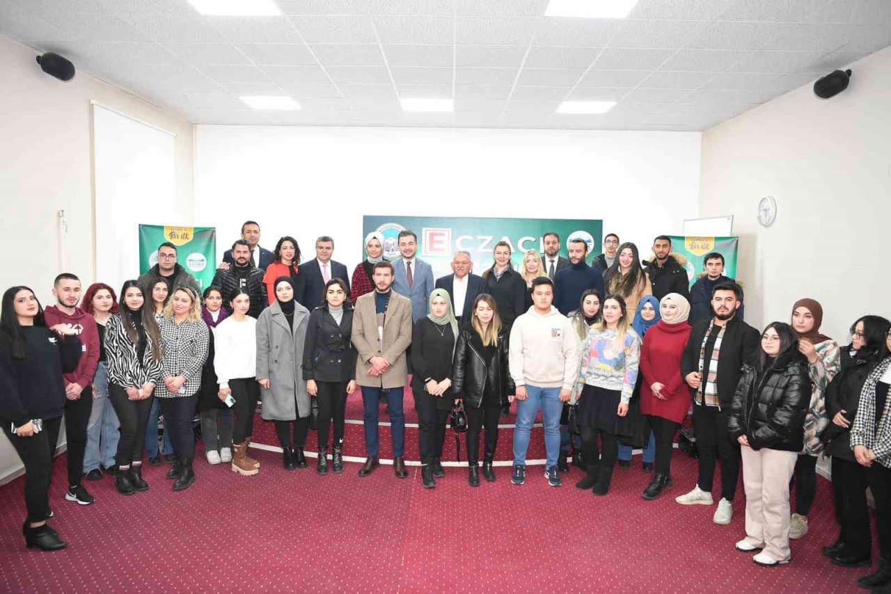 Türkiye’de İlk Olan Eczacı Asistanlığı Kursu’nda İlk Ders Zili Çaldı