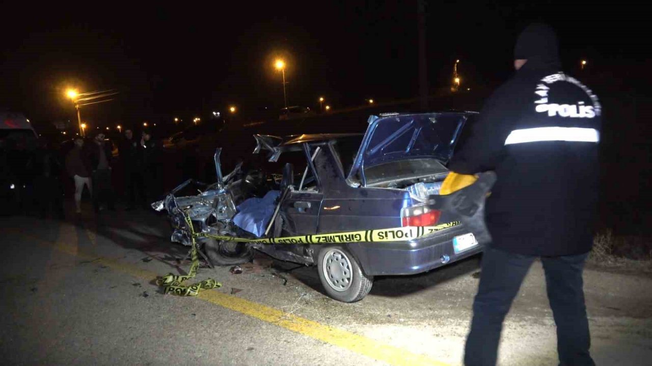 Otomobil ile kamyonet kafa kafaya çarpıştı: 1 ölü, 3 yaralı