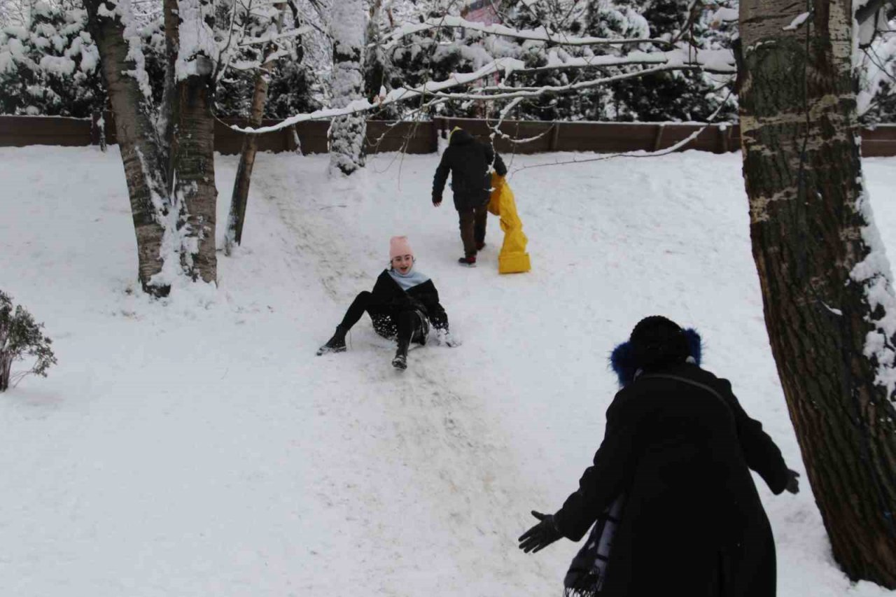 Kuğulu Park’ta kar coşkusu