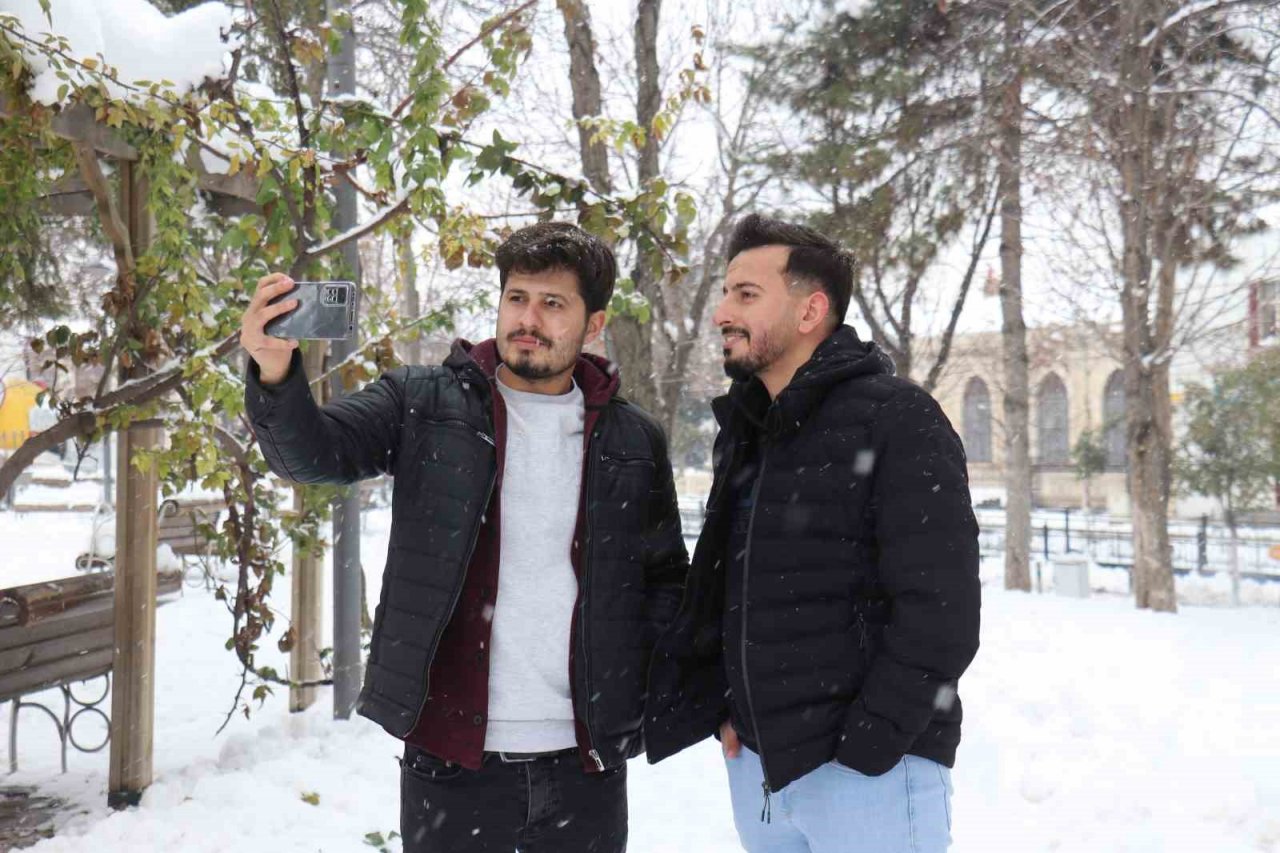 Malatya’da vatandaşın kar sevinci