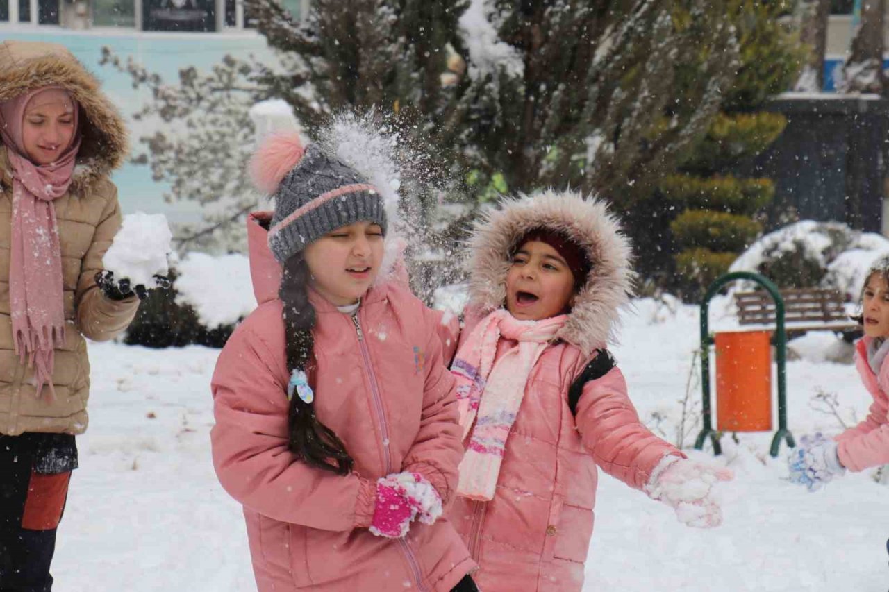 Malatya’da vatandaşın kar sevinci