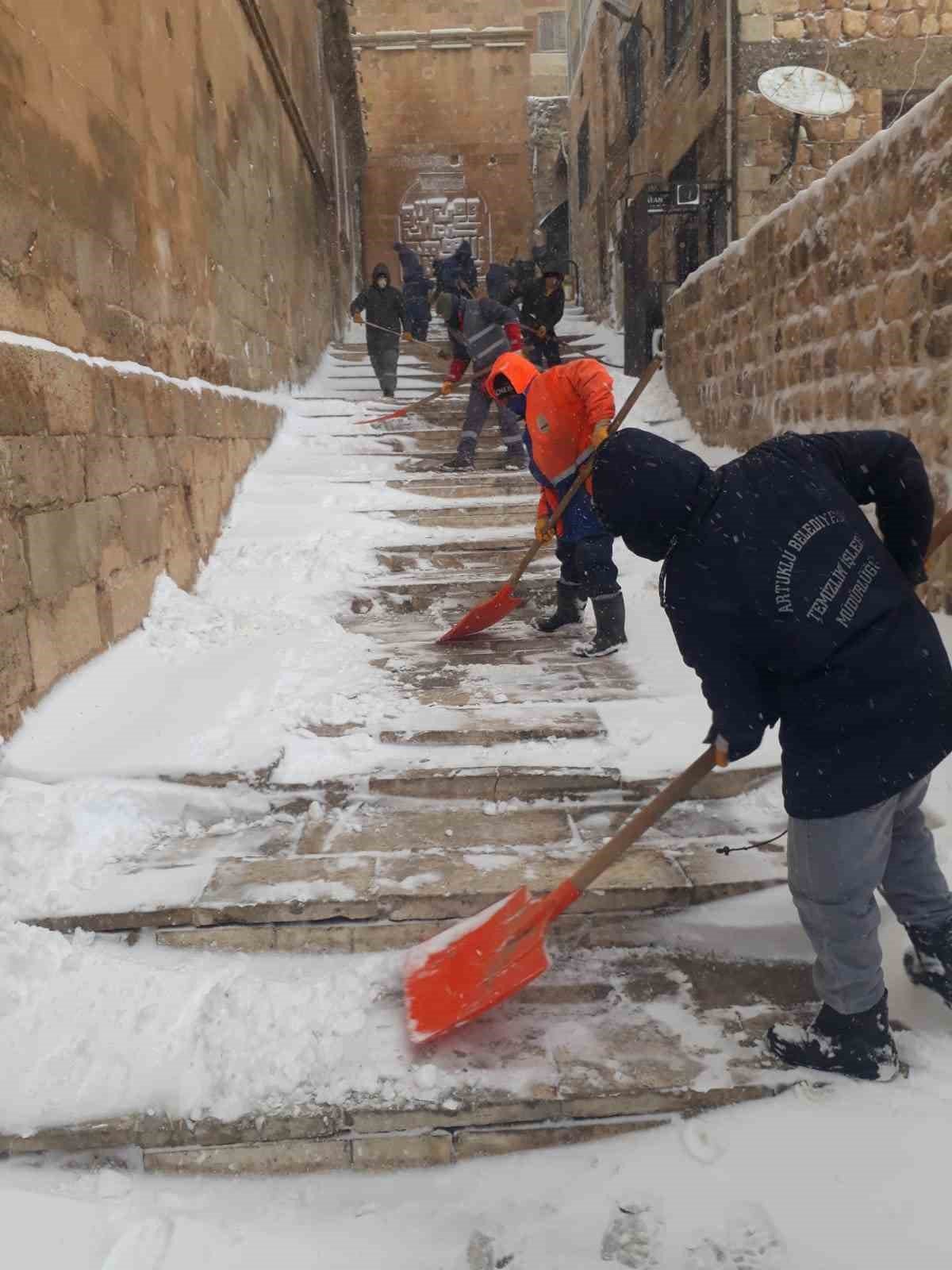 Artuklu Belediyesinden kar mesaisi