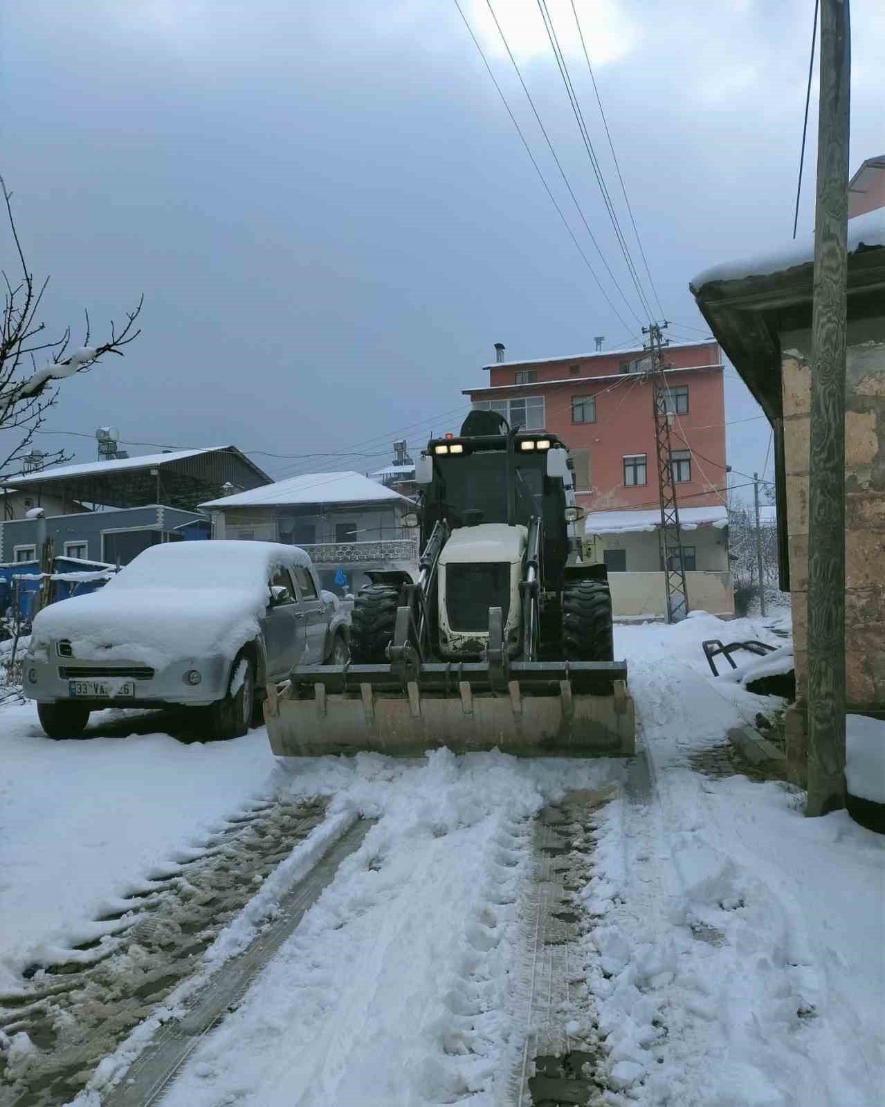 Torosların yüksek kesimlerinde karla kapanan yollar açılıyor