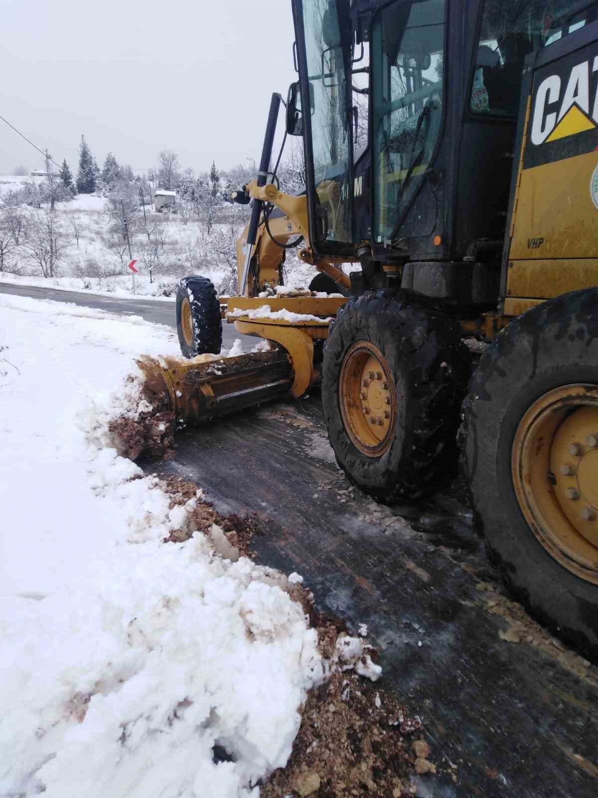 Torosların yüksek kesimlerinde karla kapanan yollar açılıyor