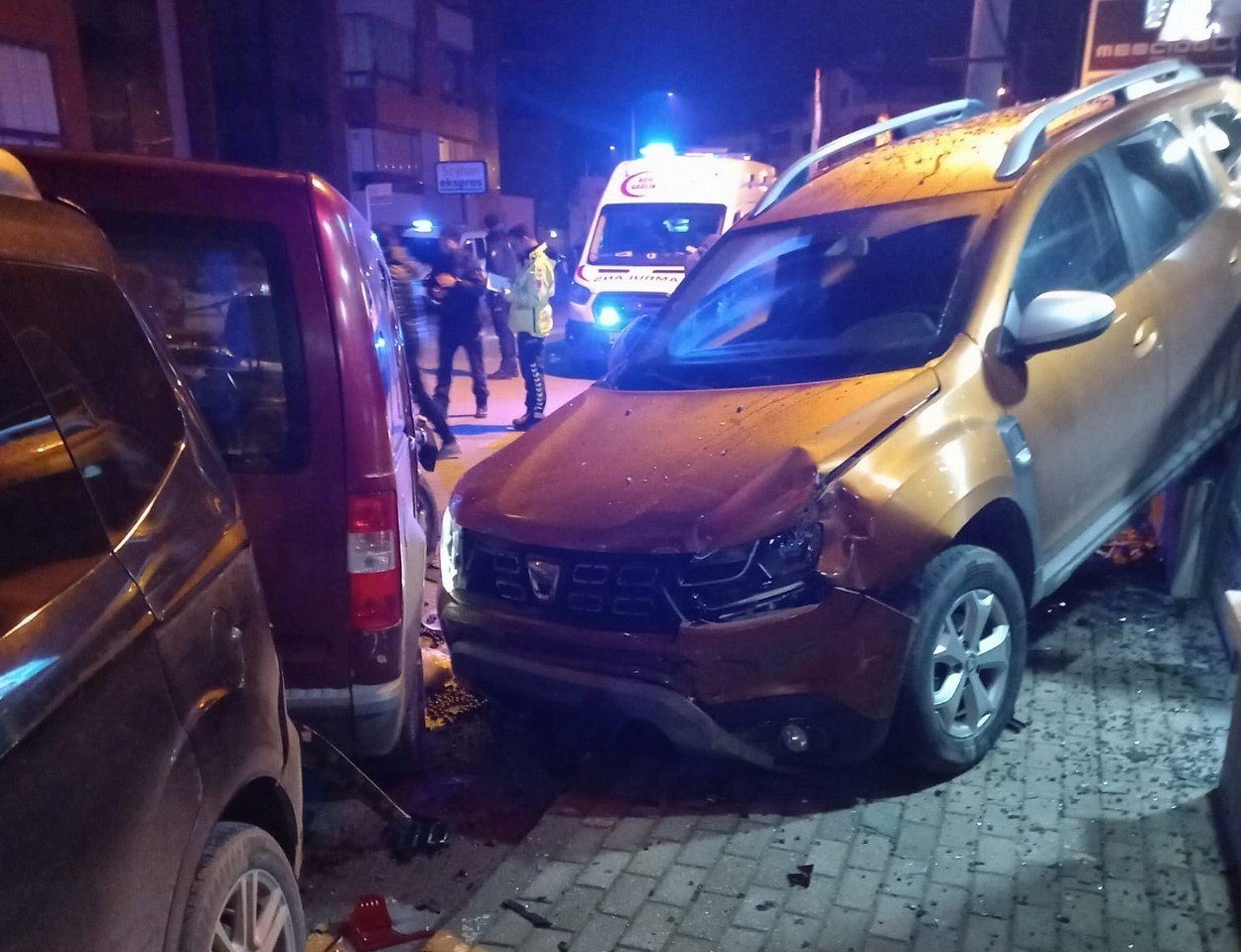 Direksiyon hakimiyetini kaybetti, 3 aracı hurdaya çıkardı