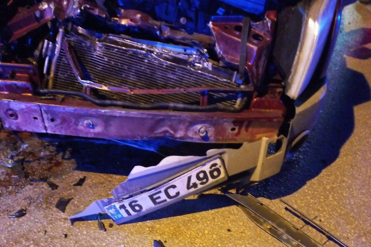 Direksiyon hakimiyetini kaybetti, 3 aracı hurdaya çıkardı