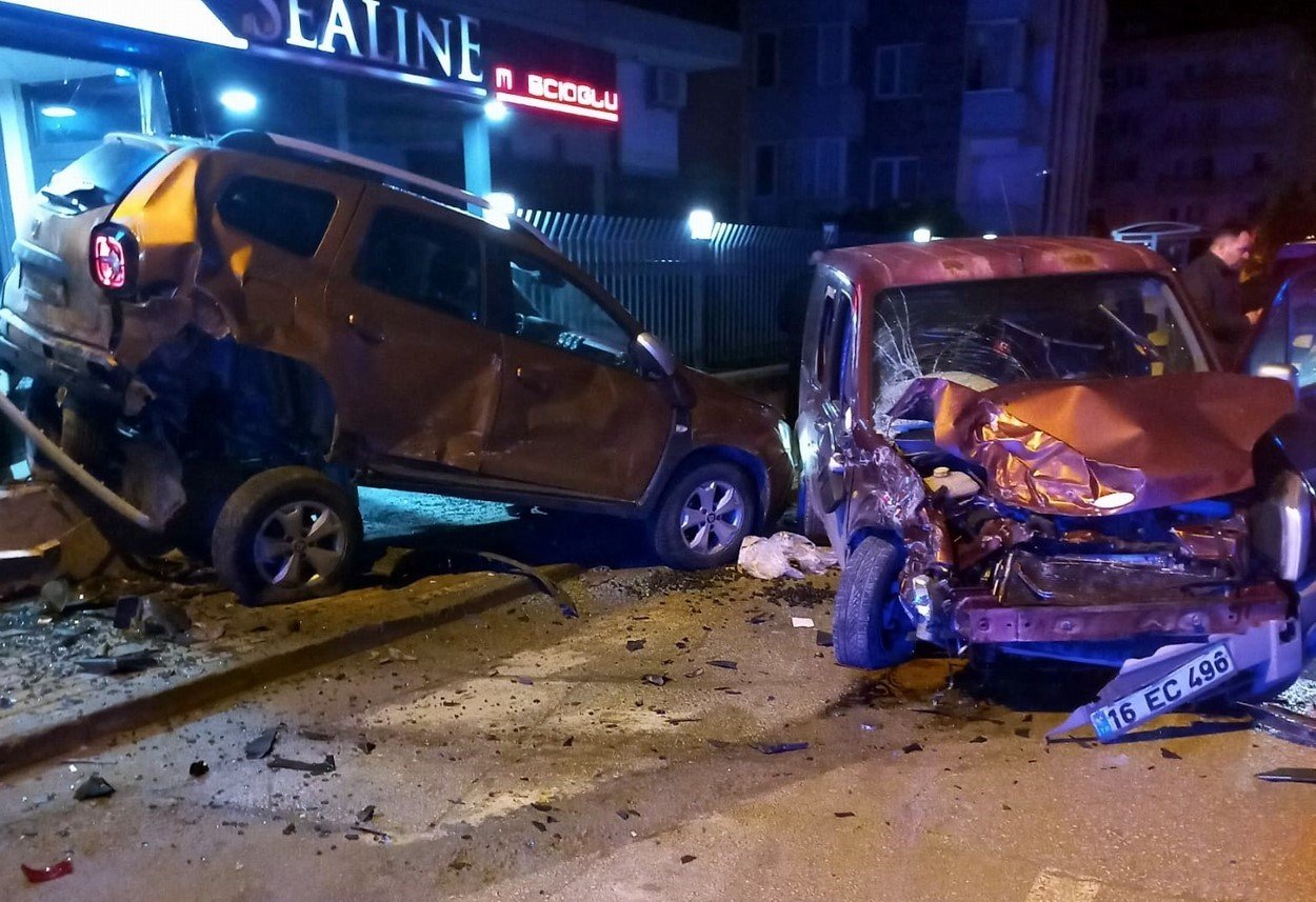 Direksiyon hakimiyetini kaybetti, 3 aracı hurdaya çıkardı