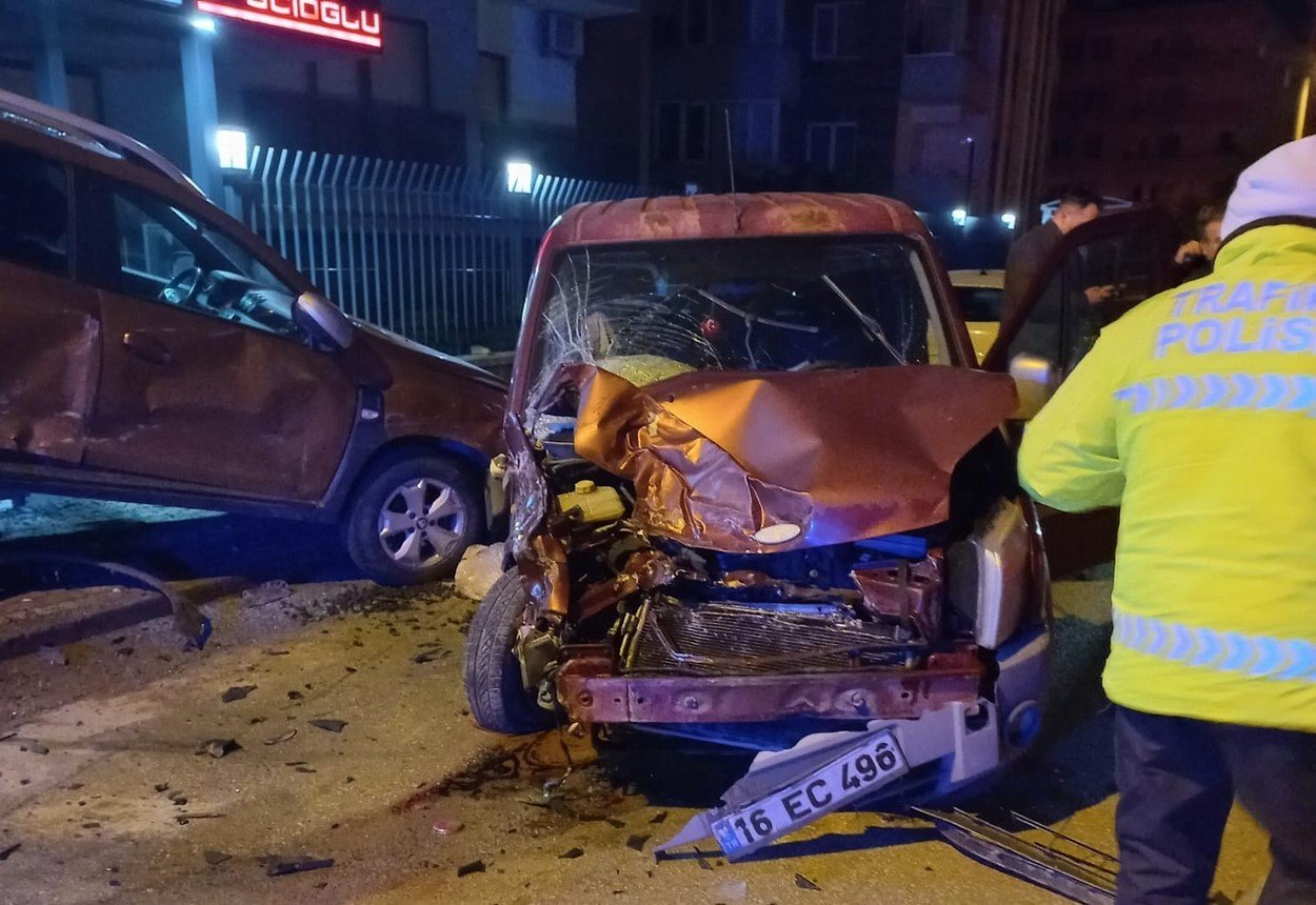 Direksiyon hakimiyetini kaybetti, 3 aracı hurdaya çıkardı