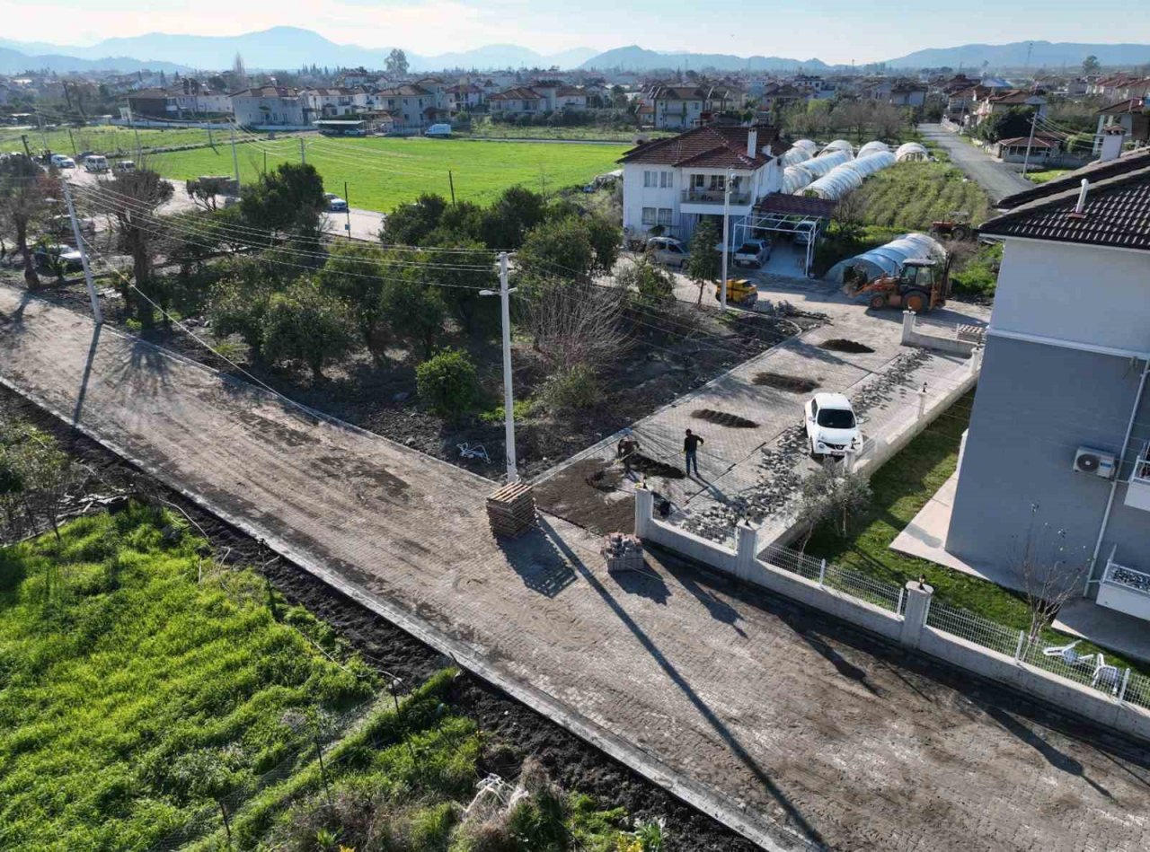 Ortaca’da yollara kilit parke kaplama çalışmaları sürüyor