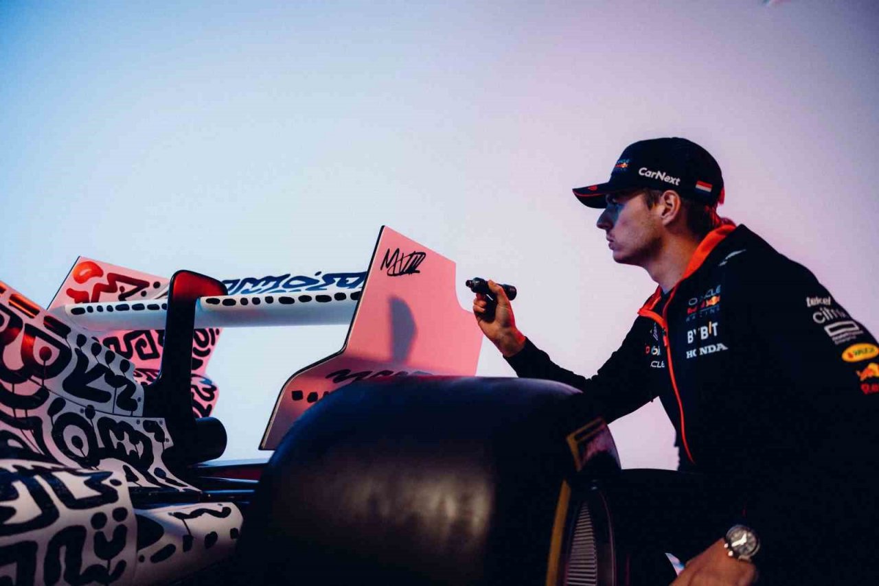 Red Bull Racing, yeni aracı RB19’u tanıttı