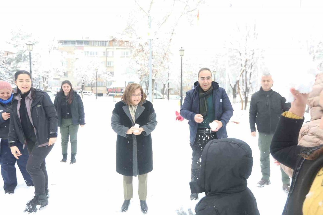 Şahin sokak hayvanlarını besledi