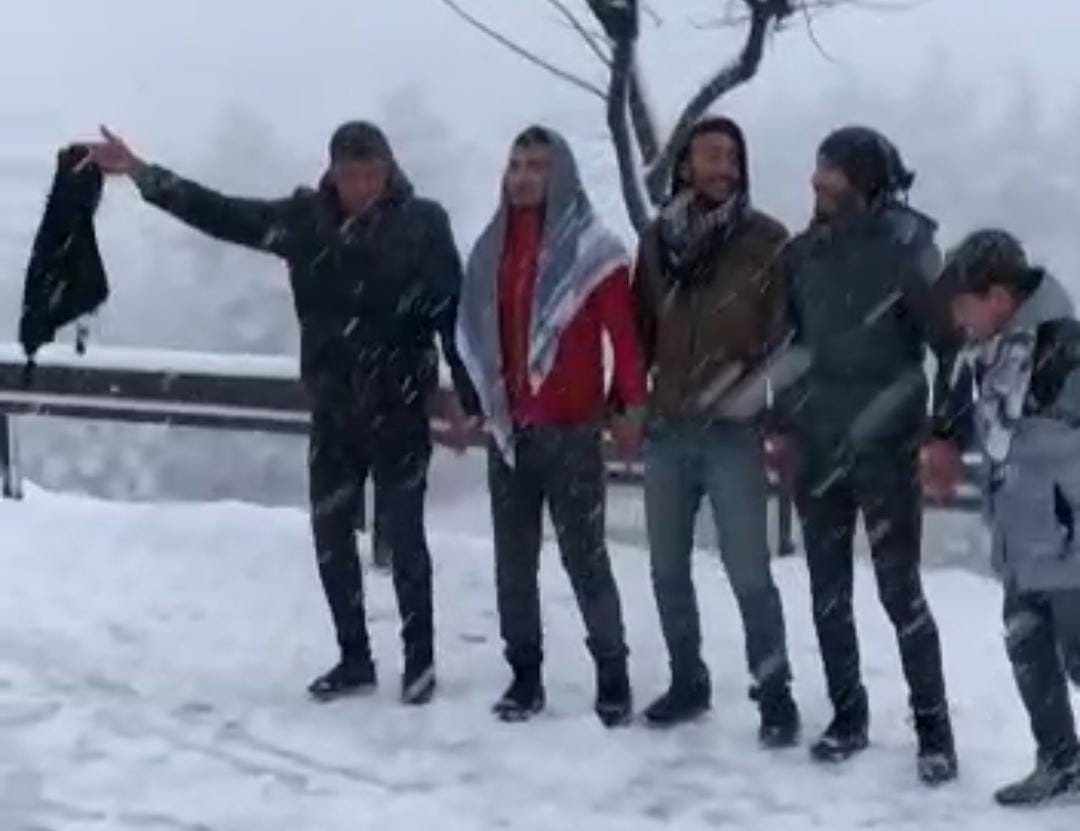 Şanlıurfa’da halaylı kar sevinci