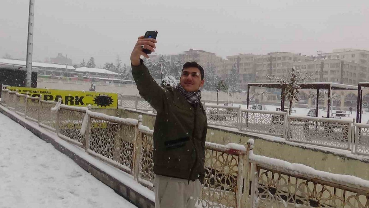 Şanlıurfa’da halaylı kar sevinci
