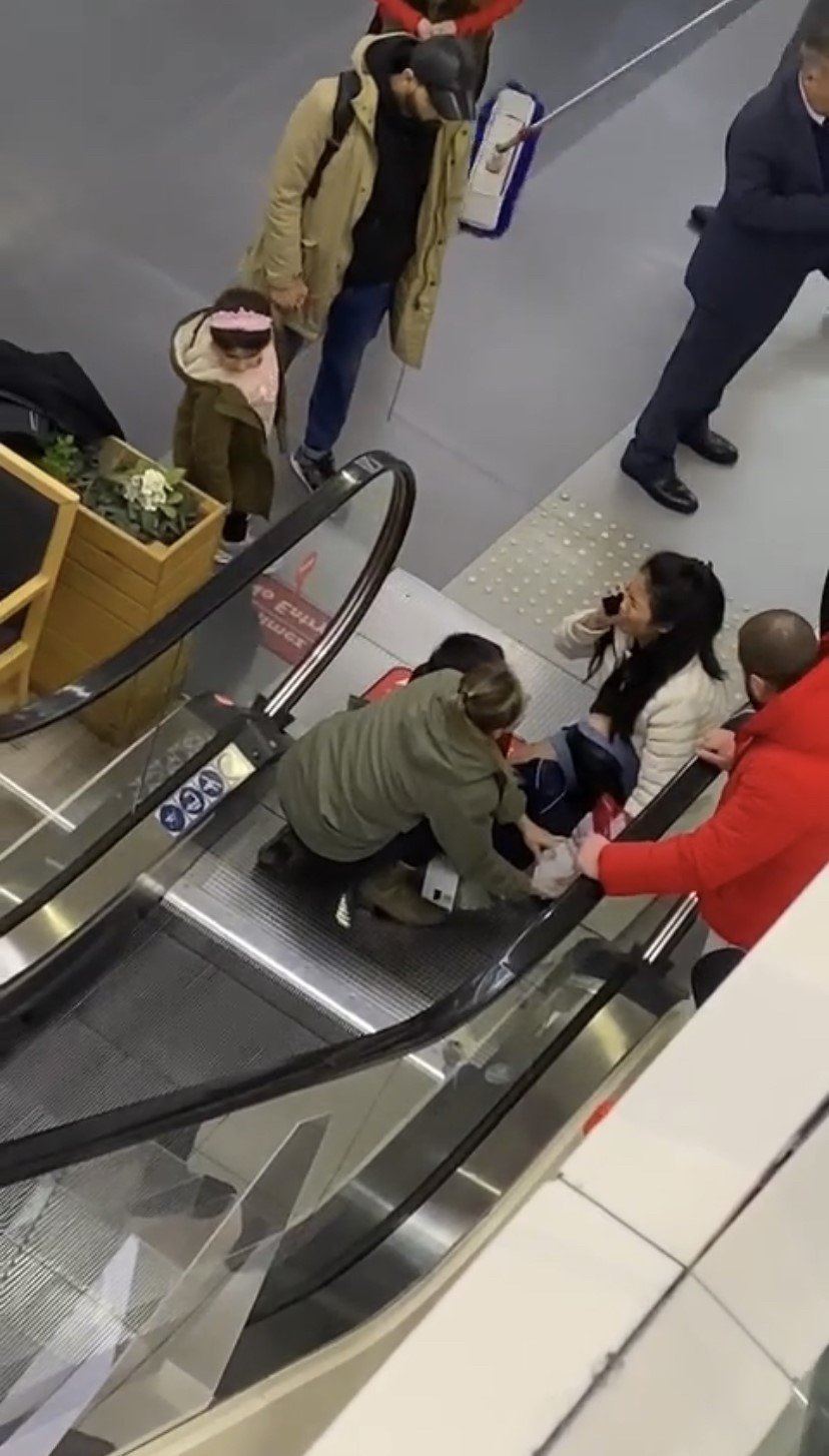 Şişli’de AVM’de Filipinli çocuğun yürüyen merdivene sıkıştığı anlar kamerada