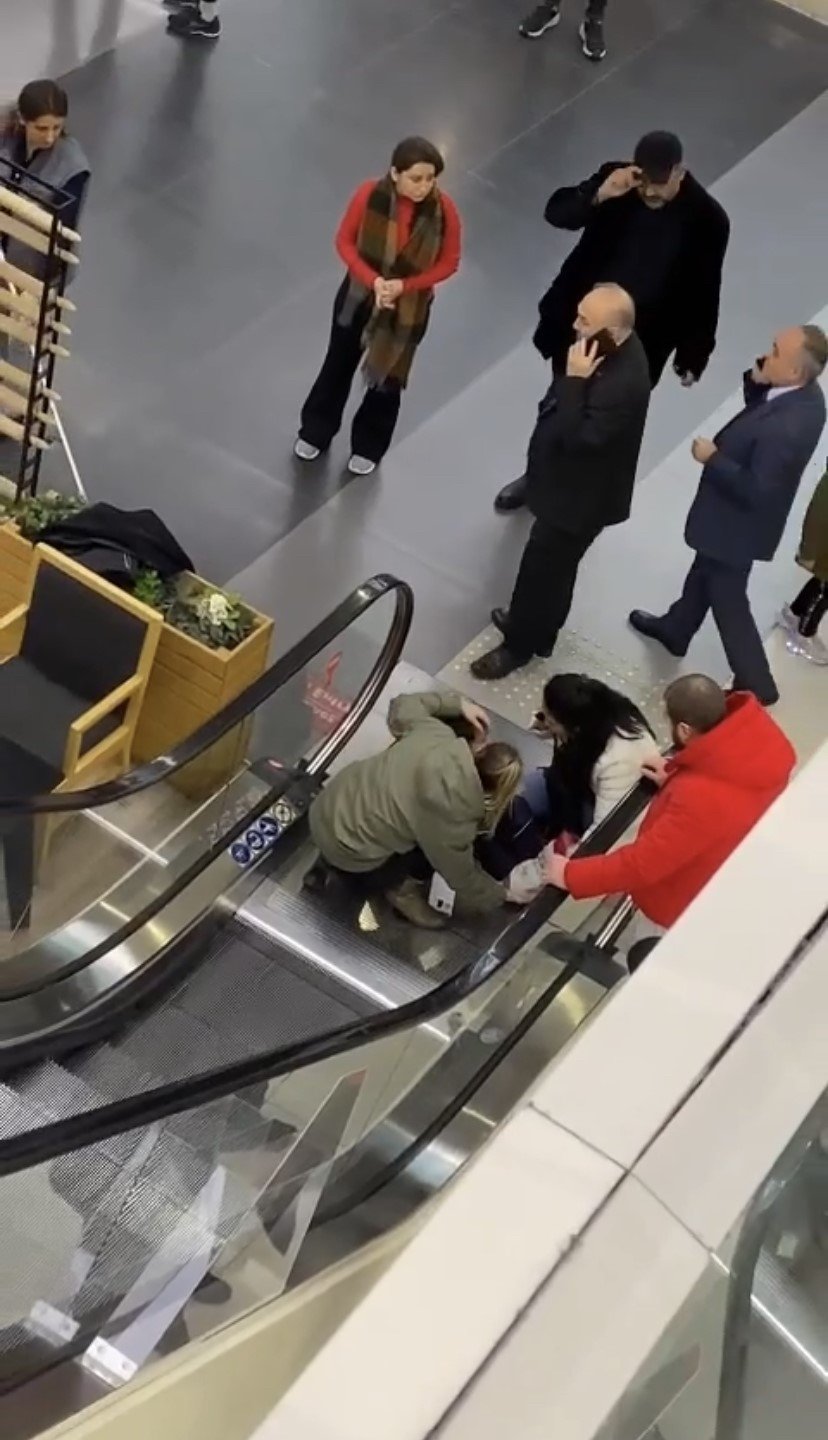 Şişli’de AVM’de Filipinli çocuğun yürüyen merdivene sıkıştığı anlar kamerada