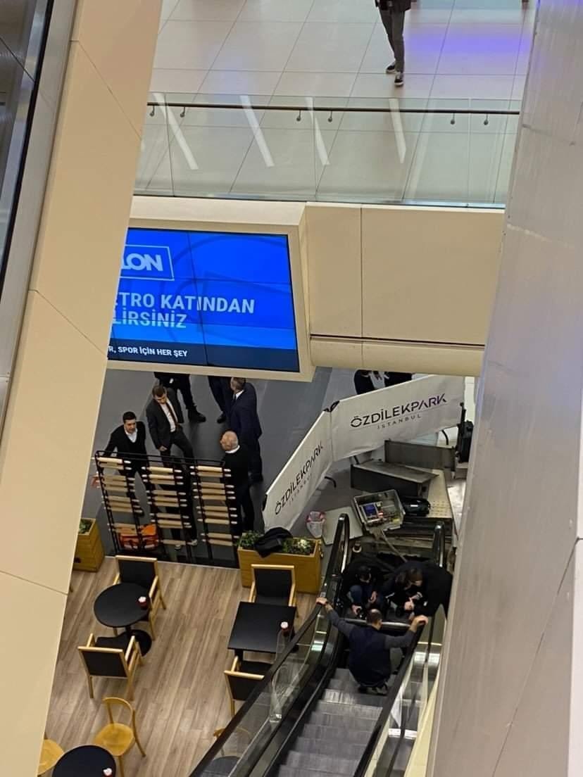 Şişli’de AVM’de Filipinli çocuğun yürüyen merdivene sıkıştığı anlar kamerada