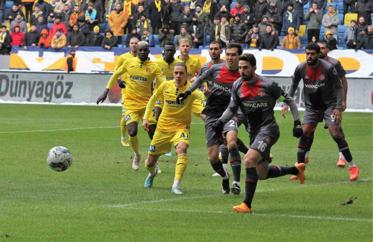 Spor Toto Süper Lig: MKE Ankaragücü: 0 - Fatih Karagümrük: 1 (İlk yarı)