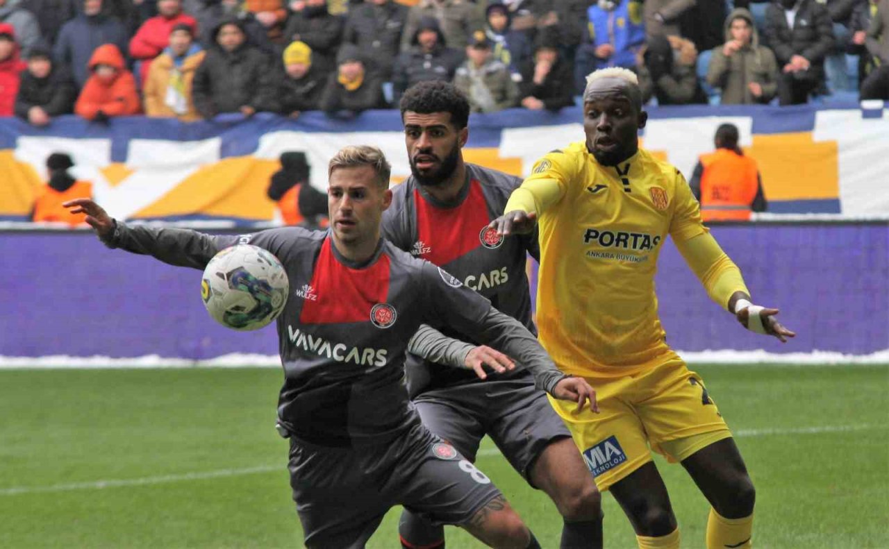 Spor Toto Süper Lig: MKE Ankaragücü: 0 - Fatih Karagümrük: 1 (İlk yarı)
