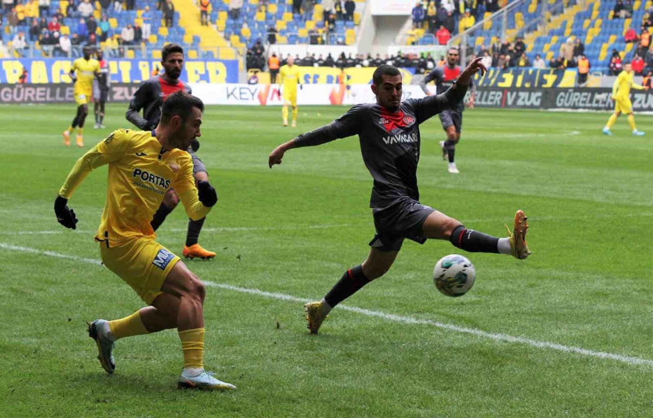 Spor Toto Süper Lig: MKE Ankaragücü: 0 - Fatih Karagümrük: 1 (İlk yarı)