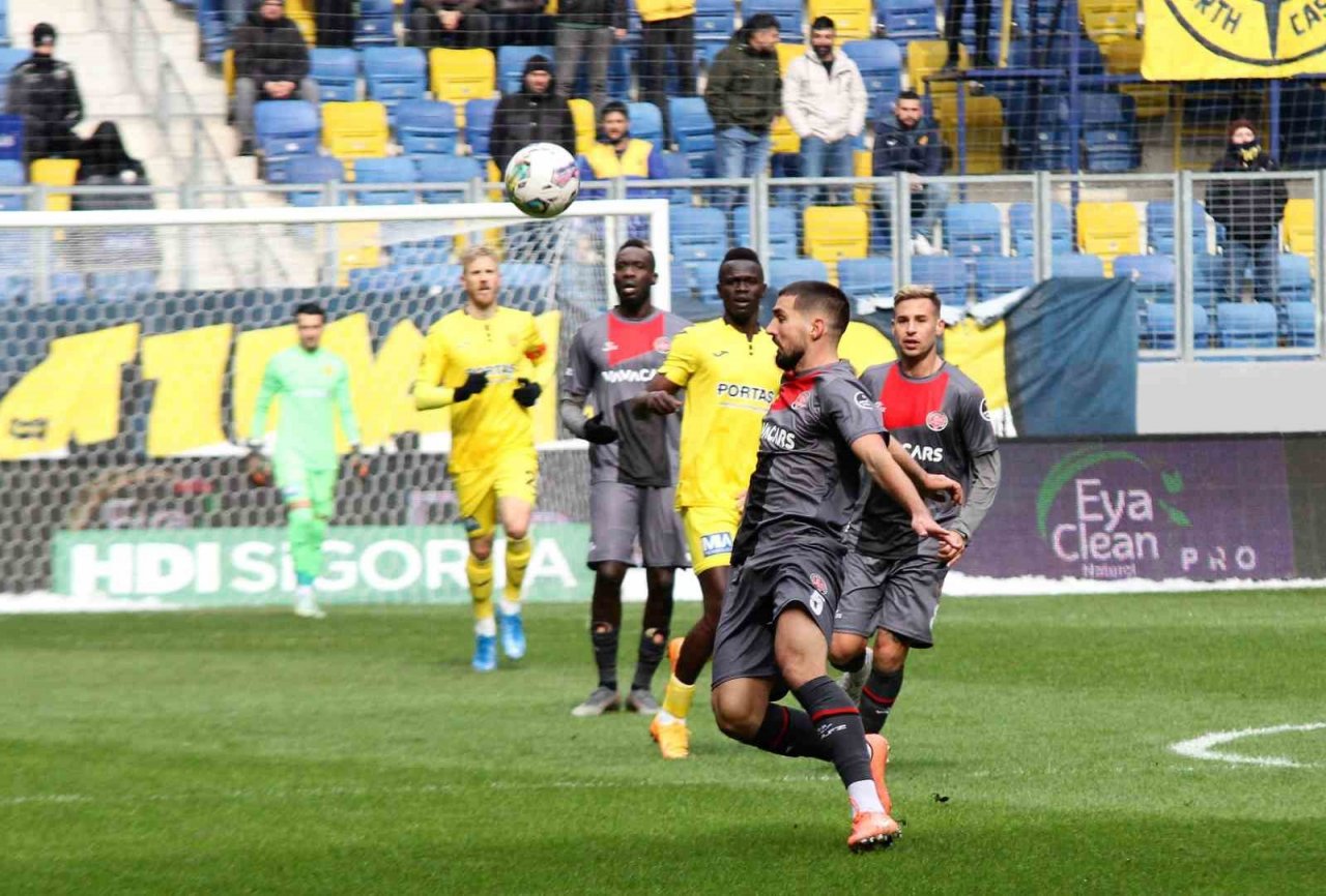 Spor Toto Süper Lig: MKE Ankaragücü: 0 - Fatih Karagümrük: 1 (İlk yarı)