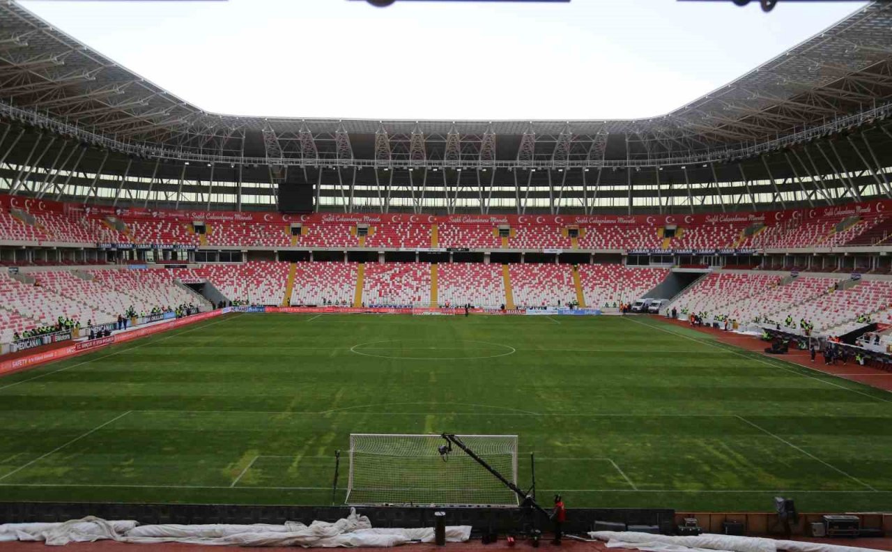 Sivasspor - Beşiktaş maçı öncesi zeminin son durumu